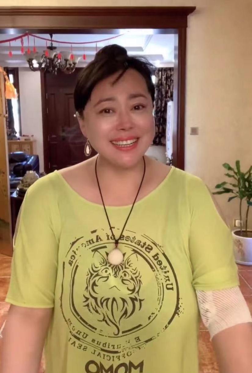 患病女星李菁菁家中跳舞手缠绷带浑身珠宝晒豪宅内景玉佛瞩目