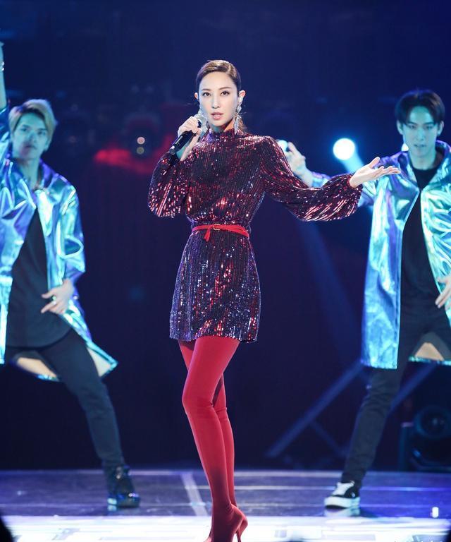 配上一双红色的高跟鞋,更是拉伸了她的双腿线条,让她的上下身好比例也