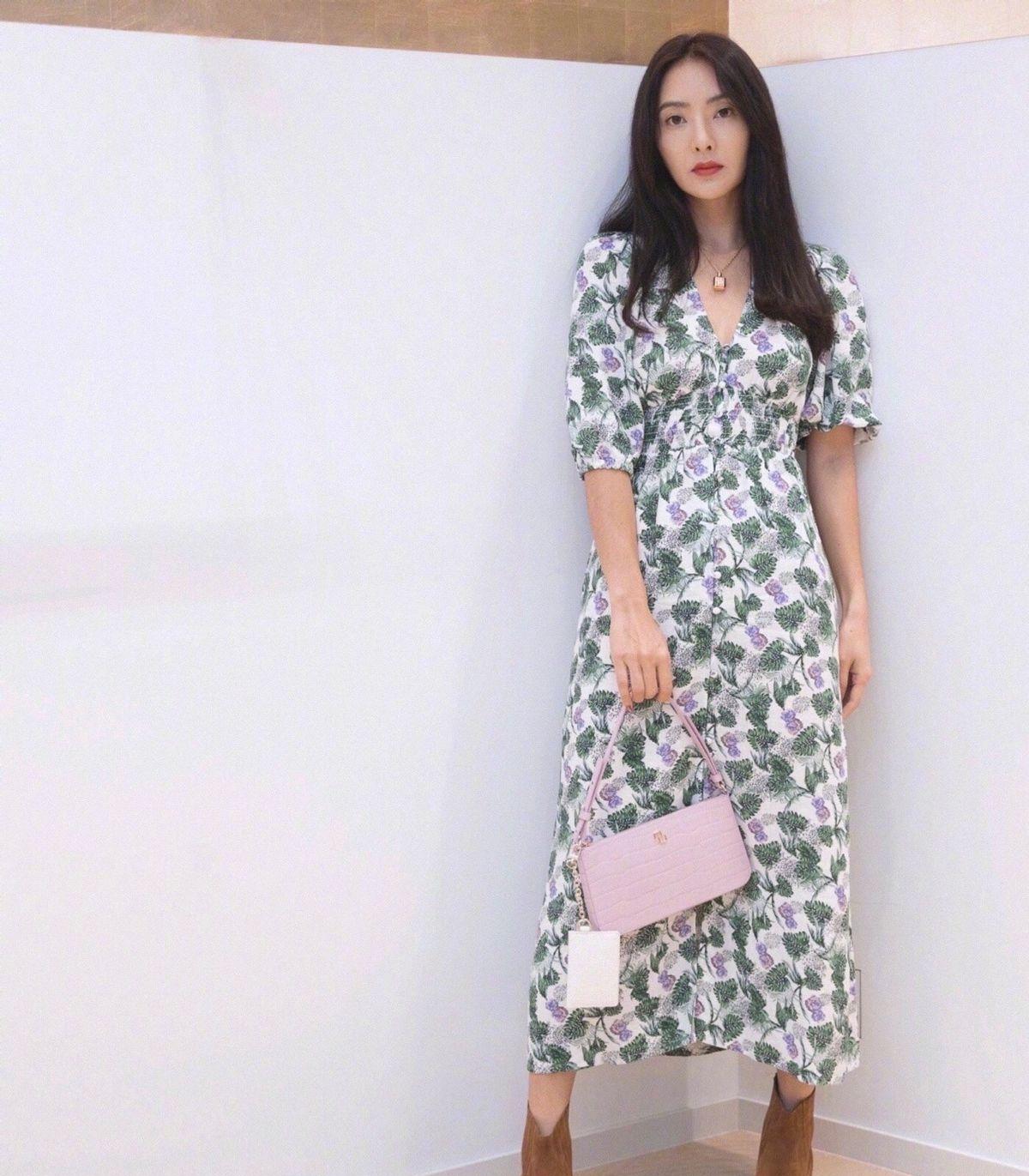 曹格老婆太会穿深v上衣配阔腿裤时髦靓丽踩恨高跟鞋叉无压力