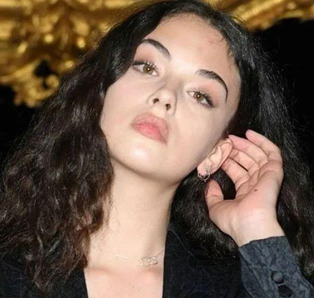最美星二代出道,热恋对象不简单,一家美成仙_莫妮卡贝鲁奇_文森特