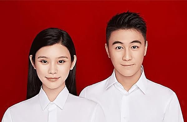 有种"结婚证"叫撒贝宁,别人都站在媳妇后面,唯独他敢站在前面_马丽