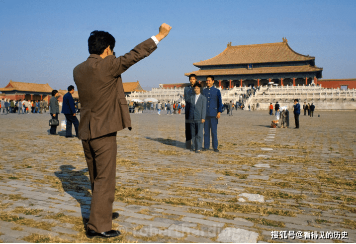 老照片 1980年北京天安门故宫的游客 不少人穿着中山装