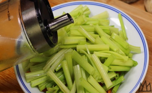 芹菜好吃有訣竅,最忌焯水和直接炒,教你這樣做,脆嫩入味不塞牙 - 專題