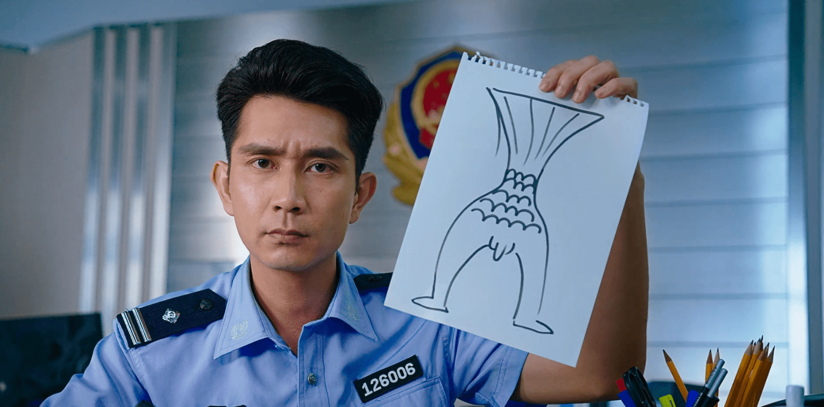 以星爷所导的《美人鱼》为例,邓超(饰刘轩)在警局向两位警察描述人鱼