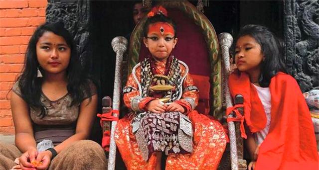 尼泊尔“活女神”：3岁供人朝拜，一旦流血就被废，一生无人敢娶