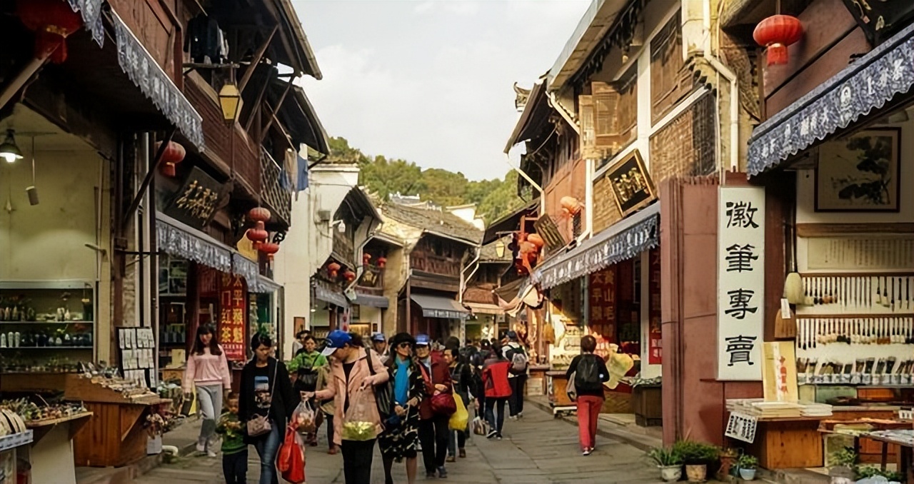 安徽知名度最高的古代街市,时至今日依旧繁华,游客却褒贬不一_屯溪区