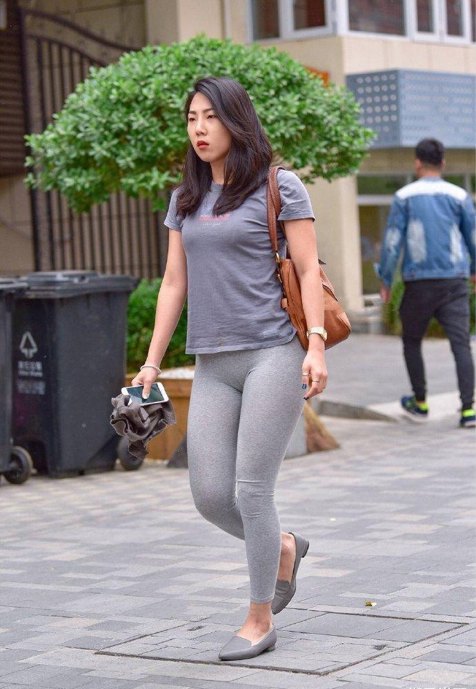 紧身裤美女说是时尚,但风格不显,网友:这也太壮了!_姐姐_身材_款式