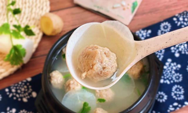 水汆丸子萝卜汤,丸子q弹,汤底还特别清淡_白萝卜_羊肉馅_调味品