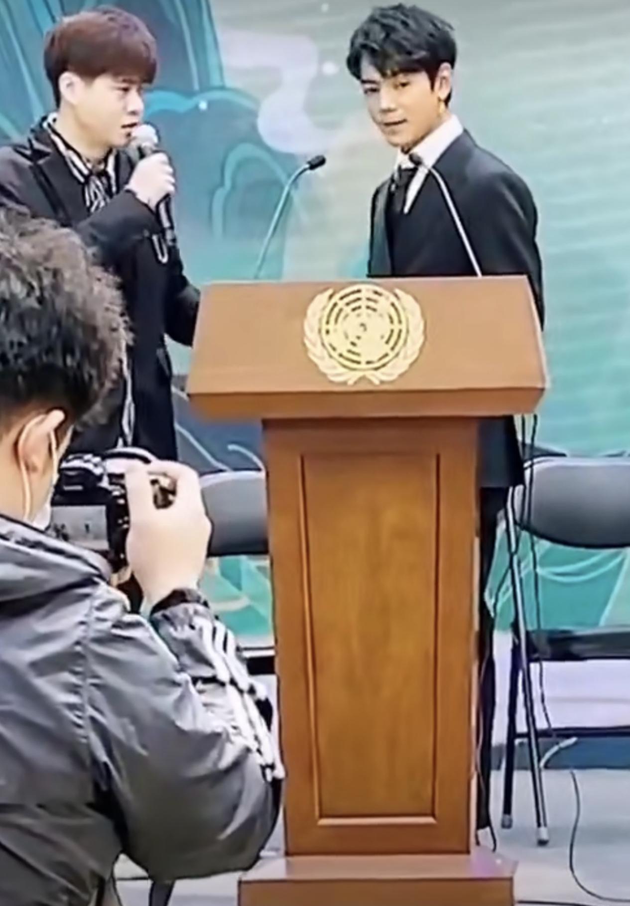 00后丁真联合国演讲,穿西装配耳钉显干练精英,大胆说中文真给国人长脸