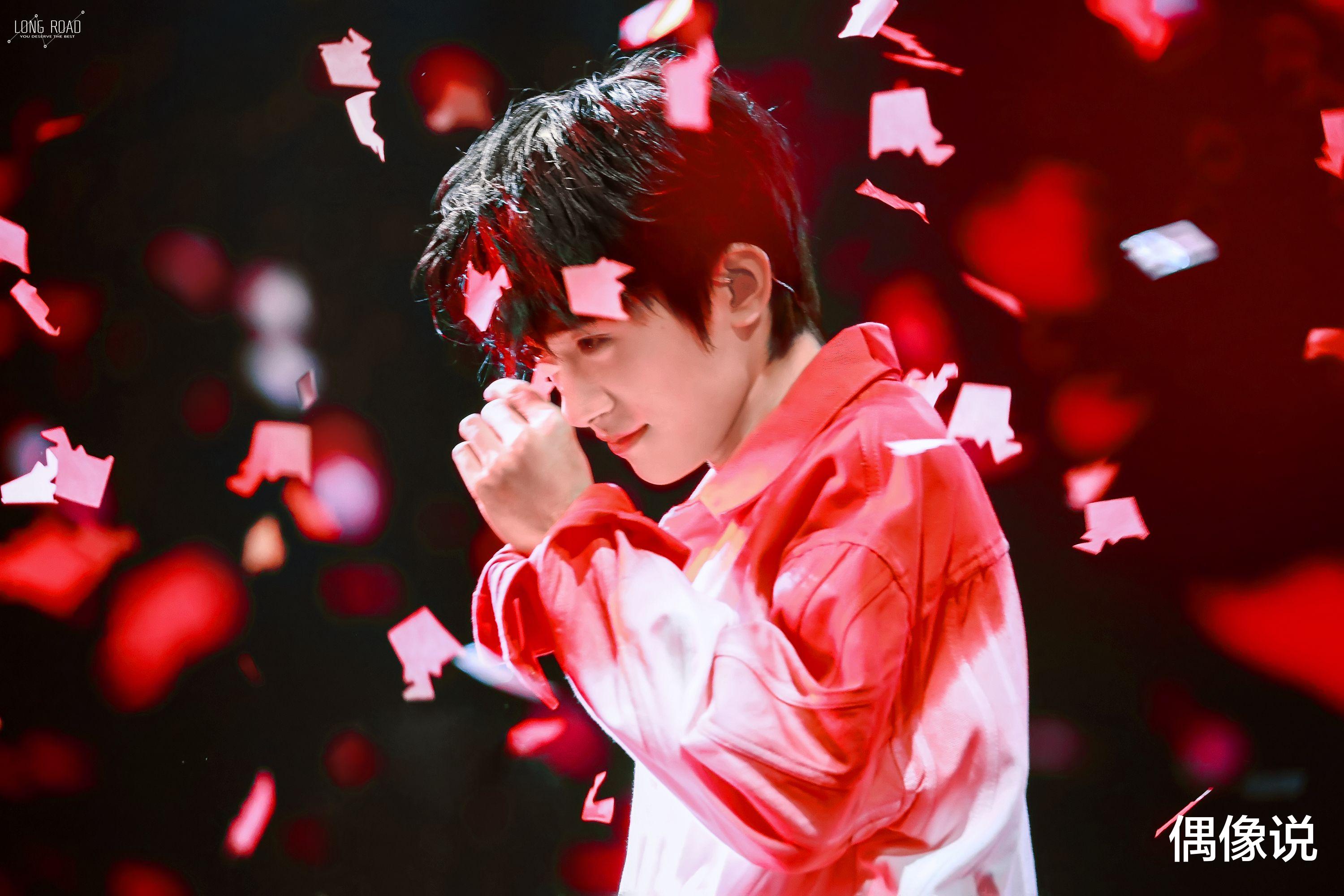 易烊千玺换上《快本》专用服,别人拉链在前面,而他的却独树一帜_衣服