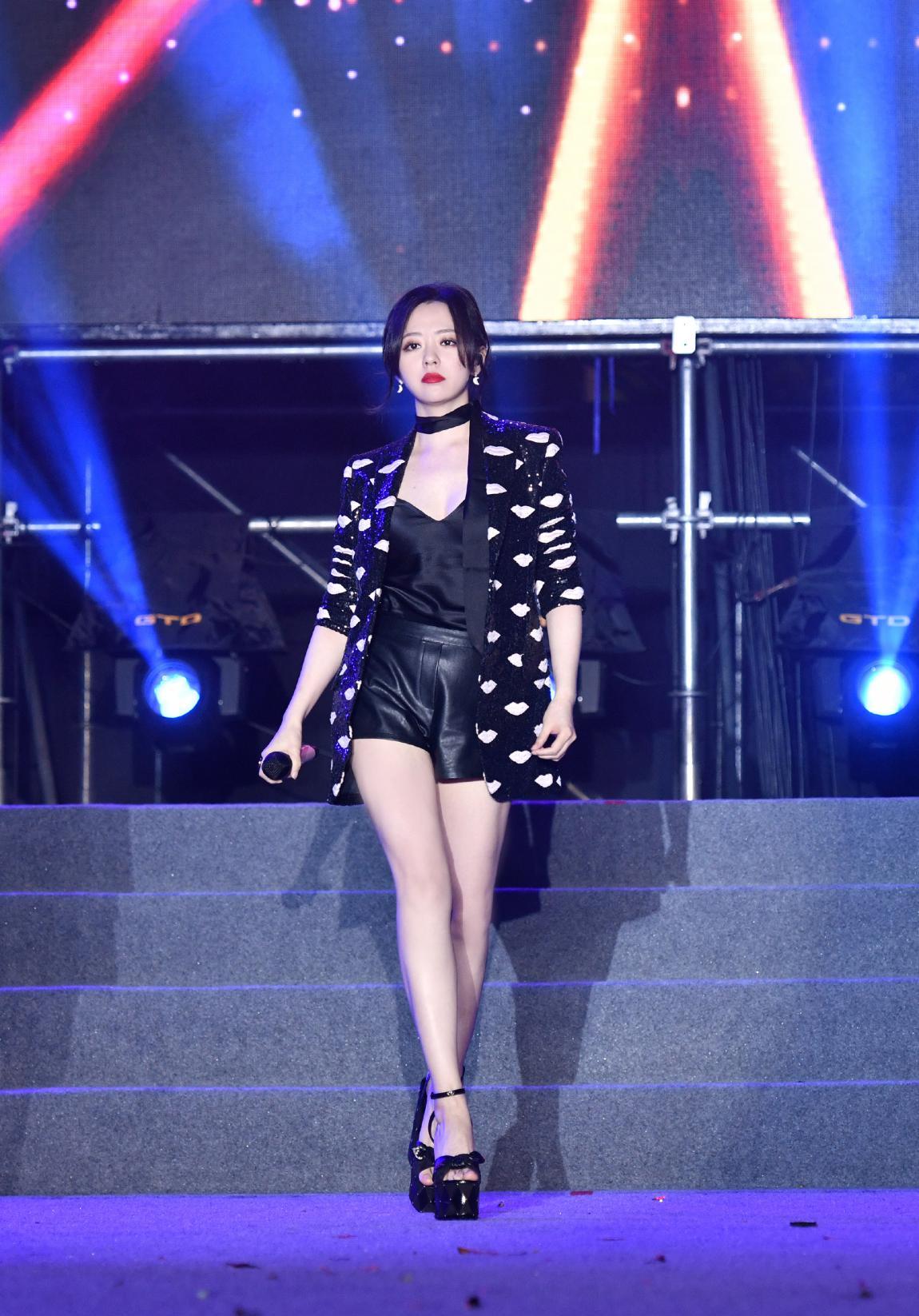 原创张靓颖真适合下身失踪穿法网衫配凉鞋时尚潮流大长腿吸睛