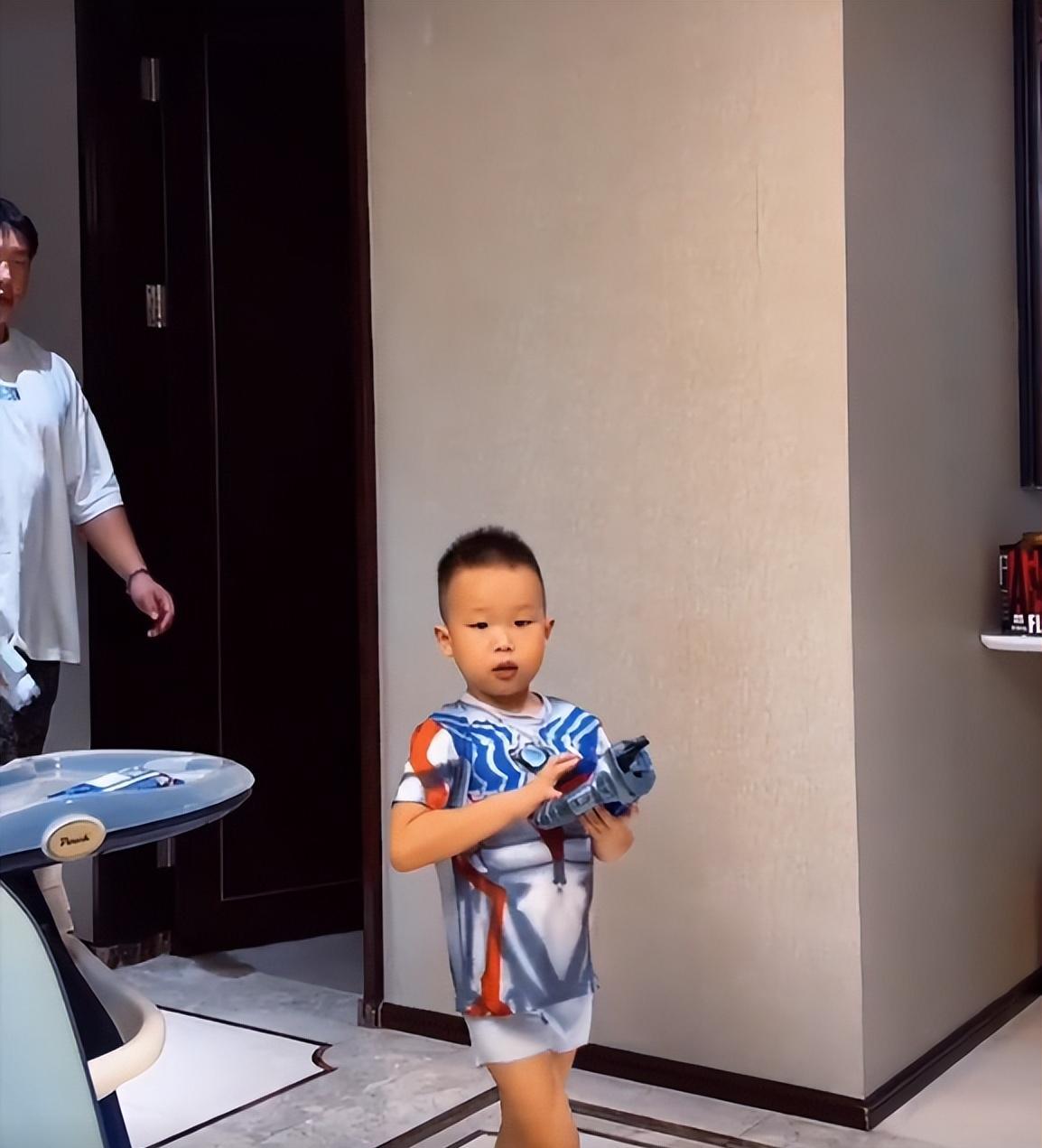 原创德云社烧饼俩儿子曝近照和爸爸似复制粘贴妻子颜值不输女明星