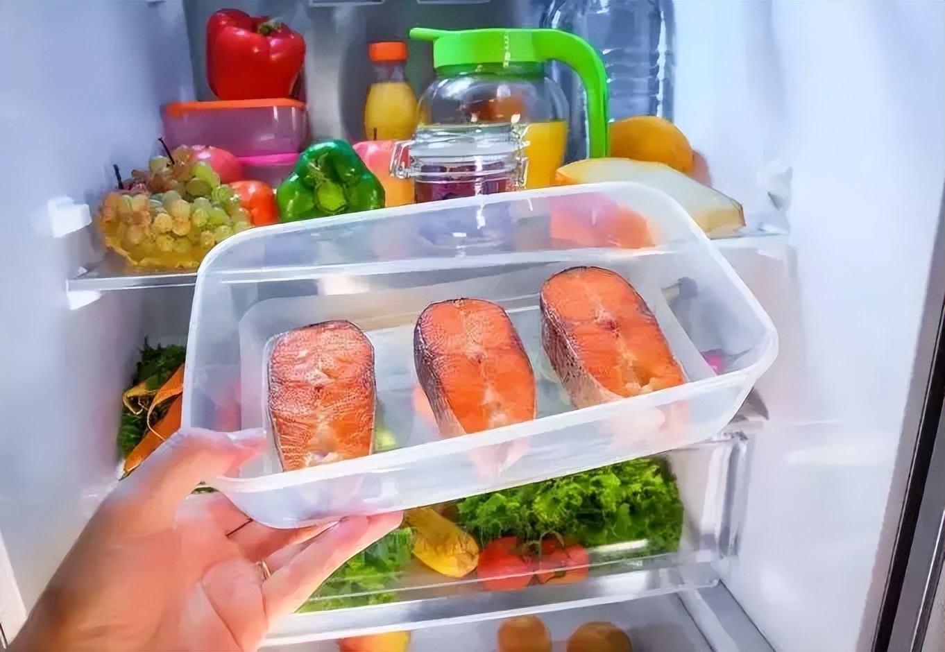 生熟专用,其次用来盛放食物的餐具也要避免混用,最后则是在选购冰箱时