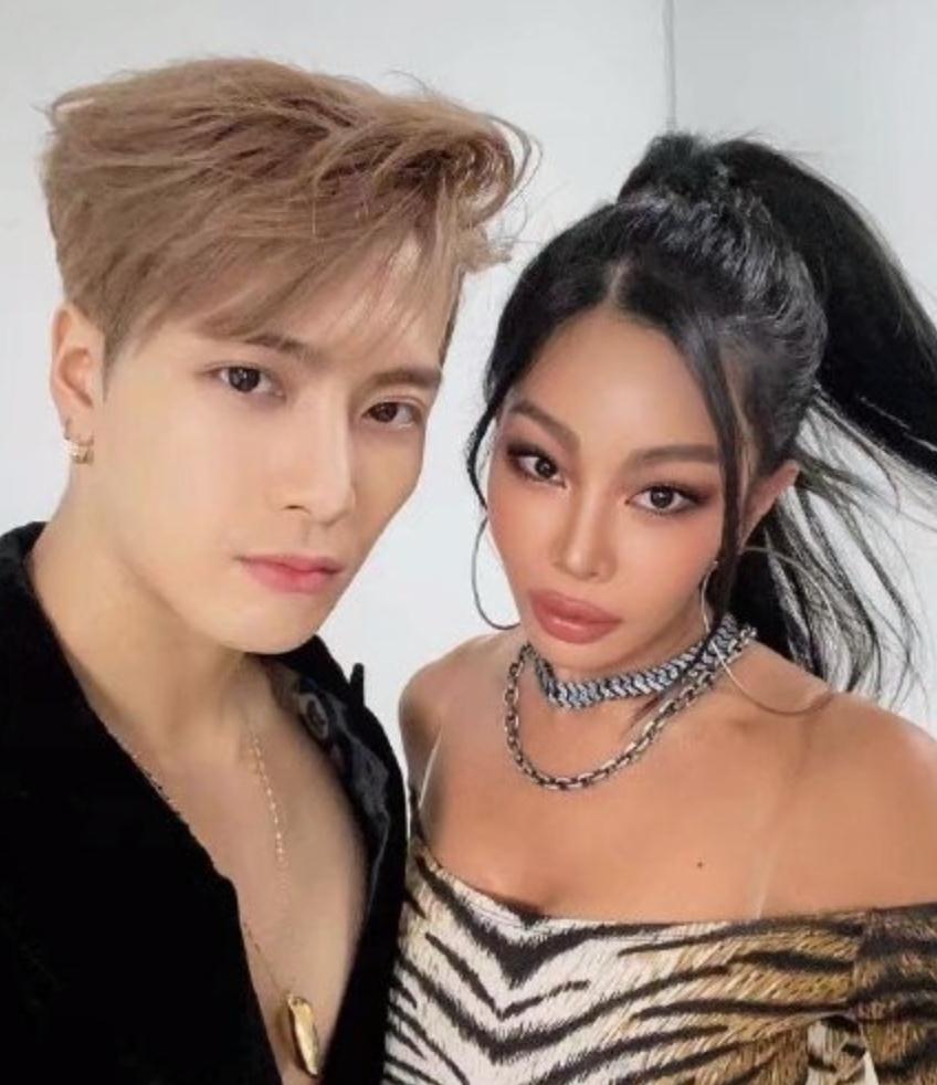 王嘉尔与女星合作,手部摆放位置太圈粉,网友:既尴尬又好笑_jessi_舞台