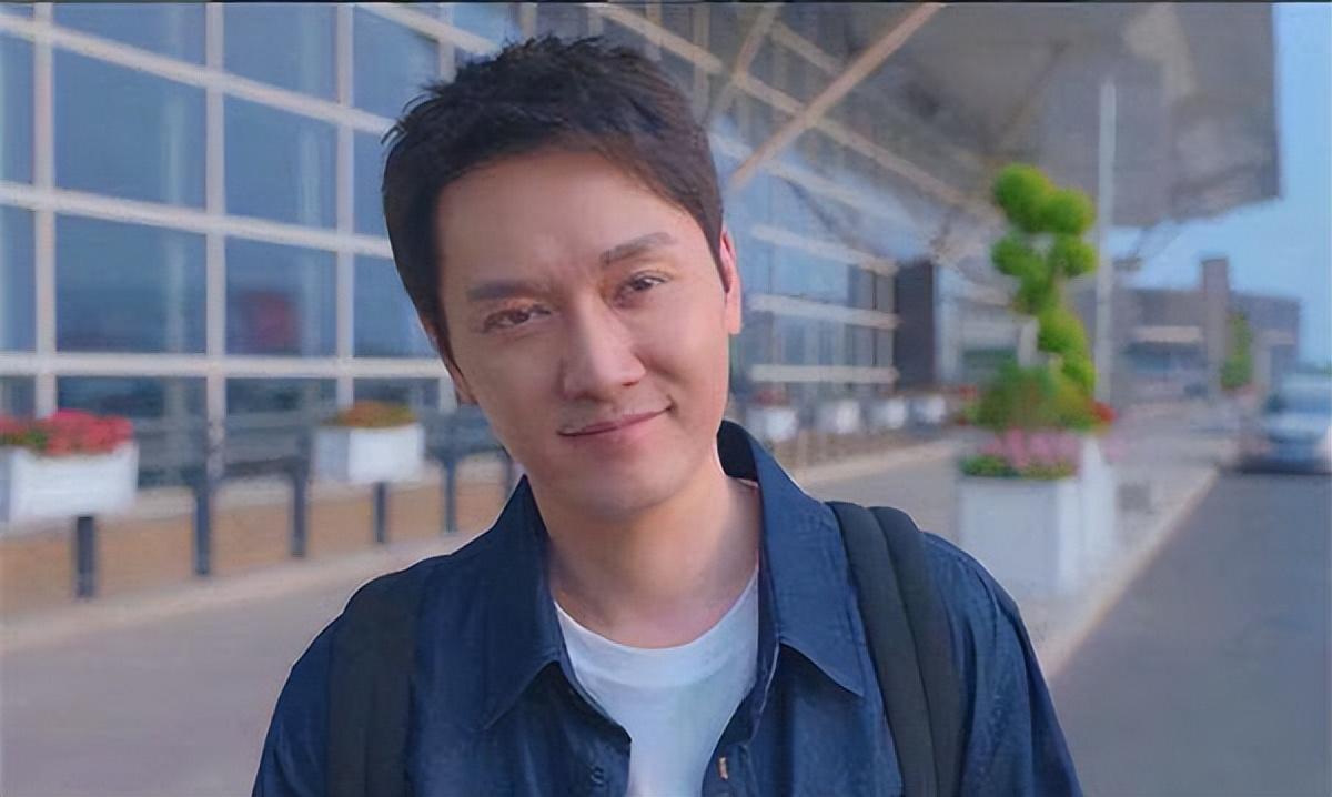 43岁冯绍峰打球体力不支,裸上身用衣服擦汗,身上赘肉一大坨_网友_资源