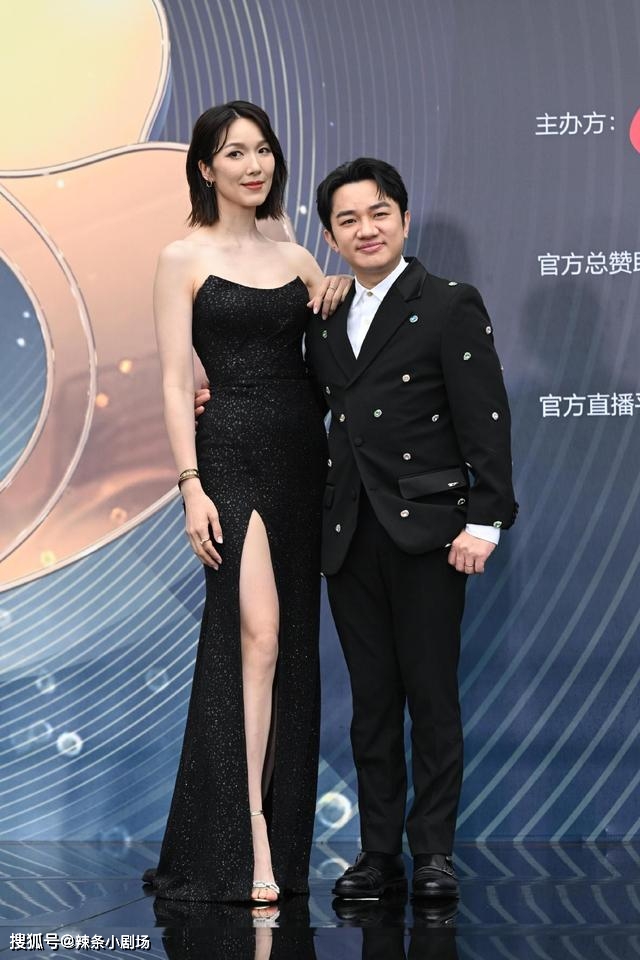 李亚男还专门地岔开腿歪着头站,如此才不会高过王祖蓝太多.