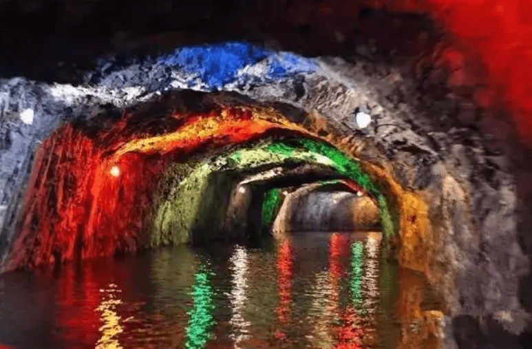 杭州的地下暗河溶洞“奇美”，让人仿佛置身“仙境”之地