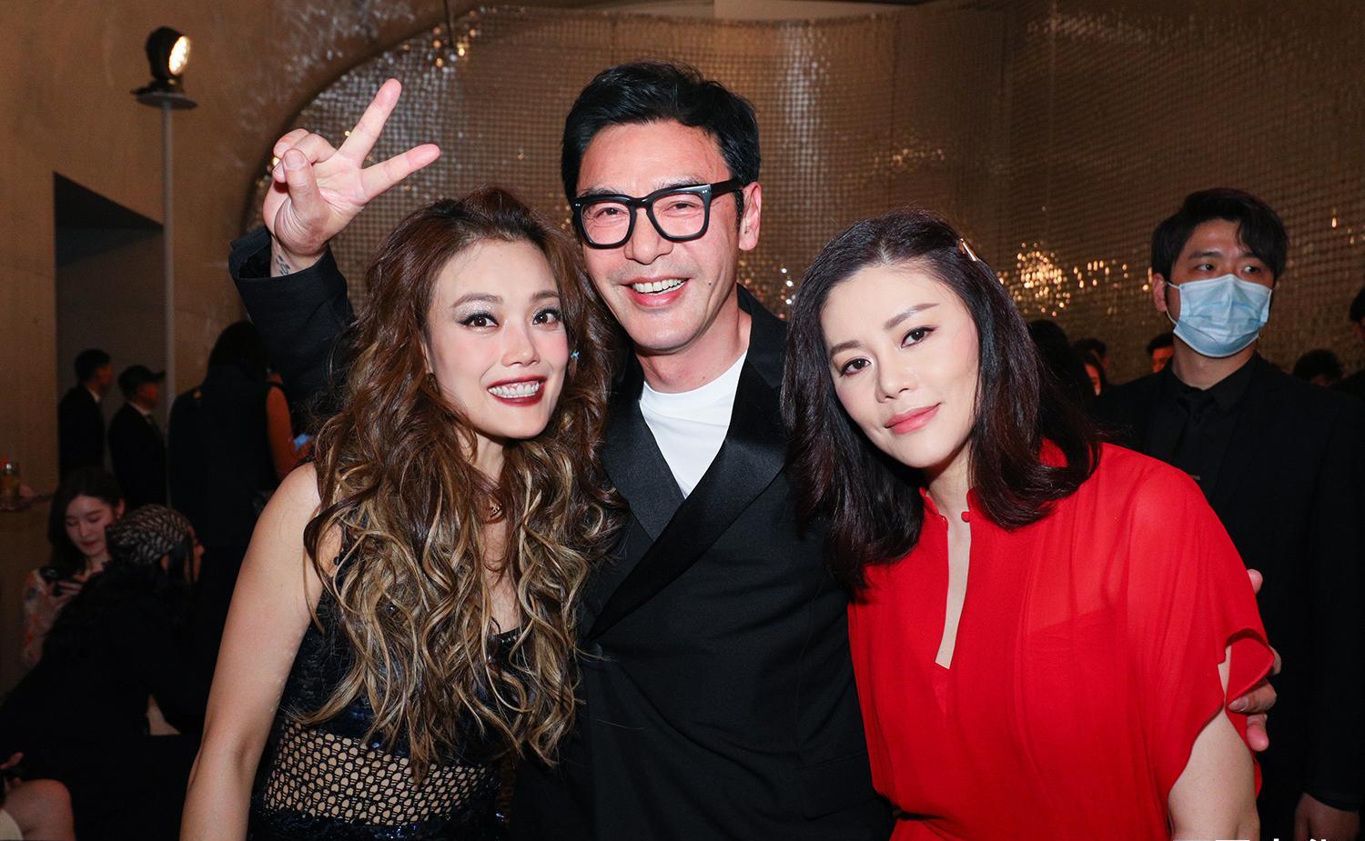 钟镇涛与小12岁娇妻同框,范姜穿"大红"连衣裙亮相,真不像60后