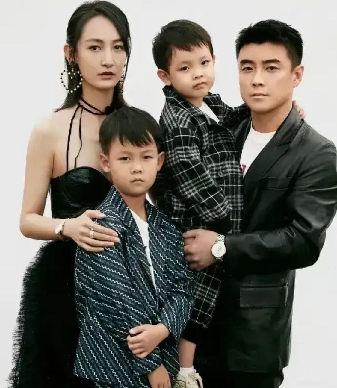 王皓一家四口同框,娇妻穿卫衣配休闲裤时尚靓丽,俩儿子活泼可爱_效果