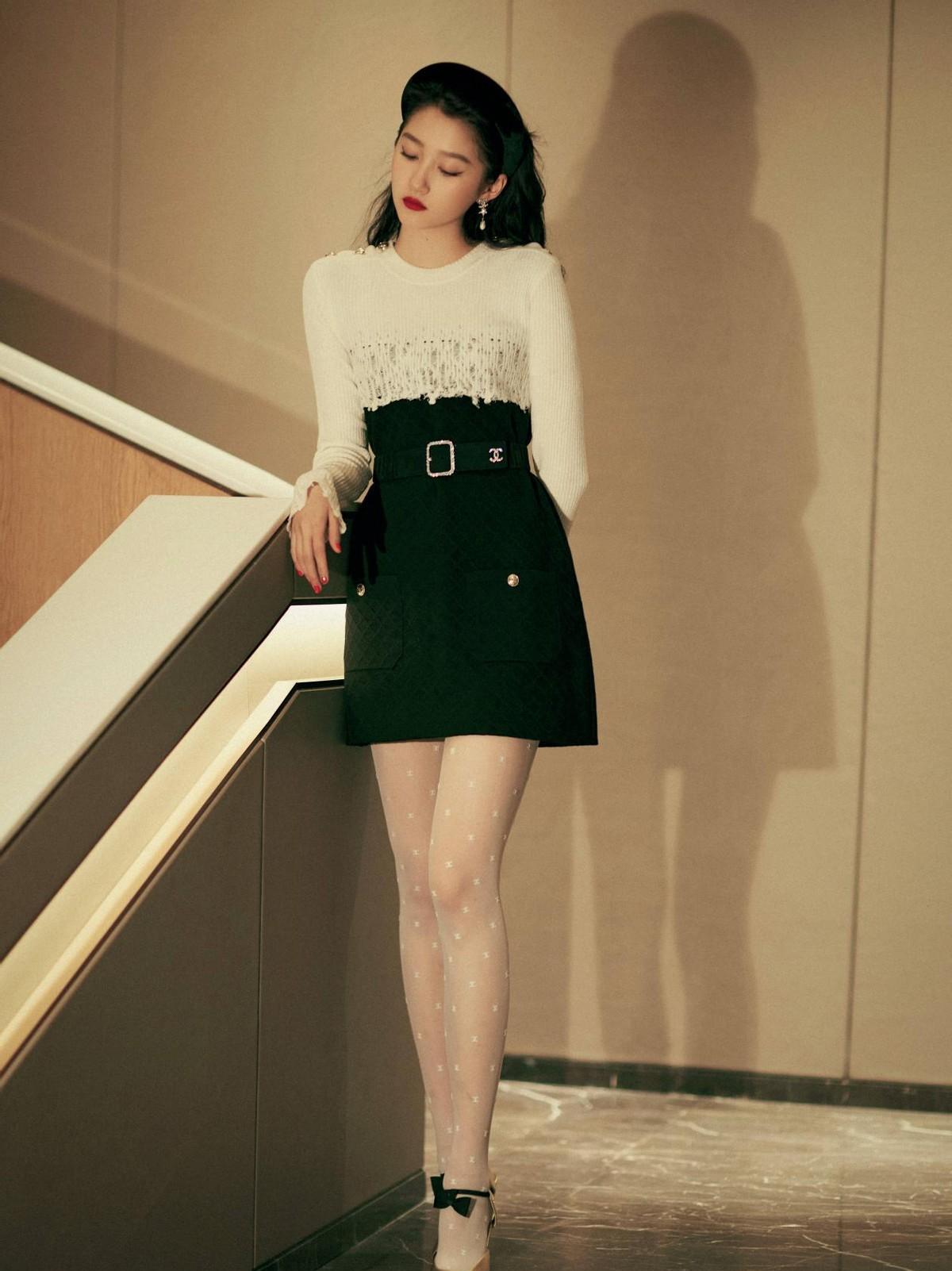 关晓彤腿长太逆天,穿西装配"时尚"玩下衣失踪,气质高级又贵气_女性