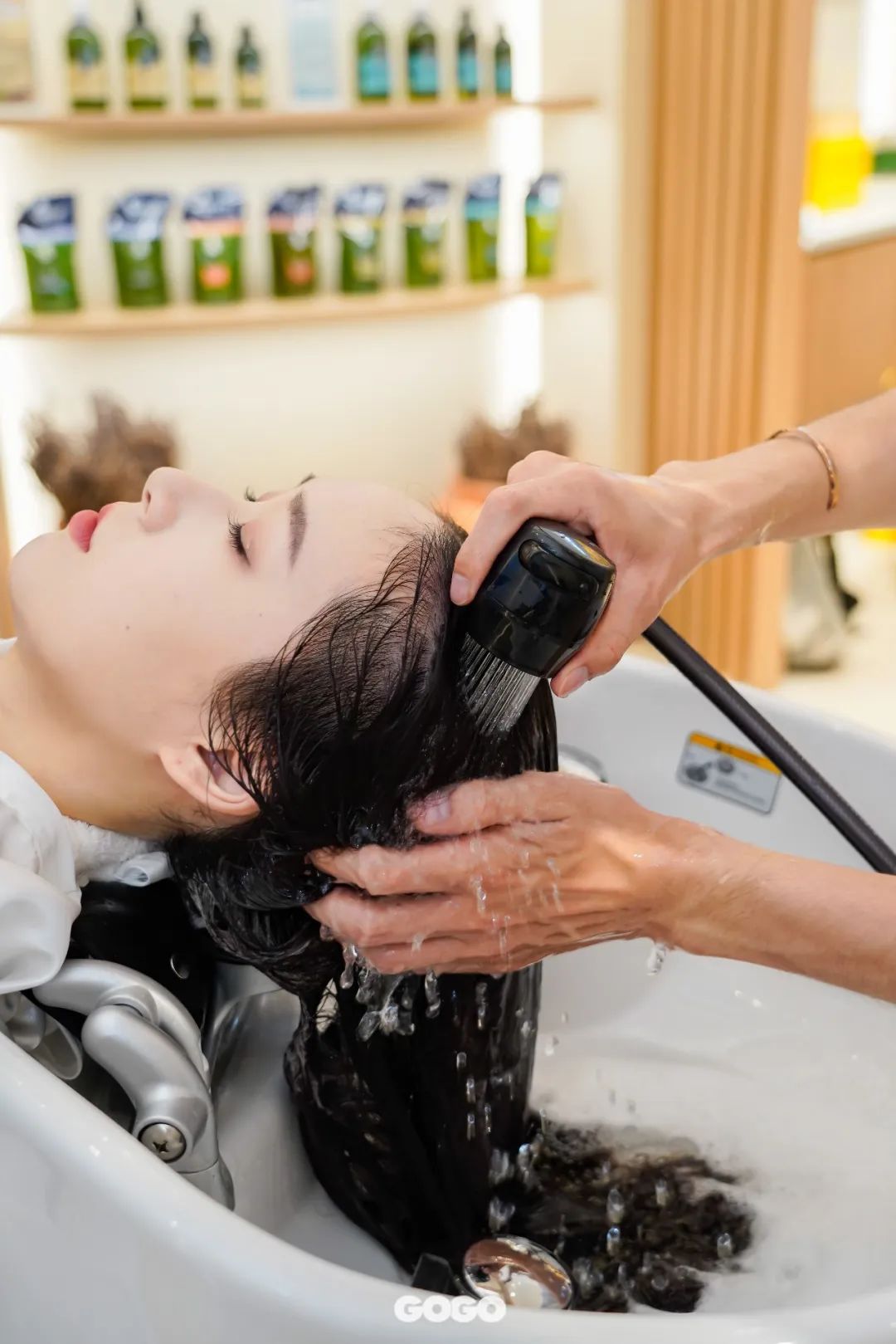 沪上女孩精致助攻,竟是欧舒丹首家高定护发体验店!_护理_头皮_养护