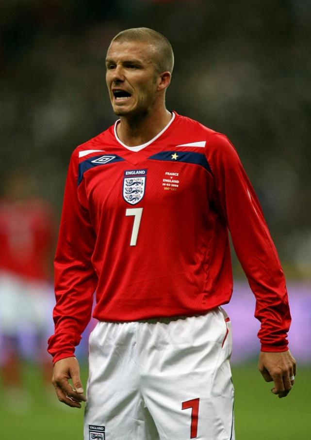 贝克汉姆家乘豪华游艇度假,贝嫂体态真年轻,10岁小七身影秀丽_小贝_一