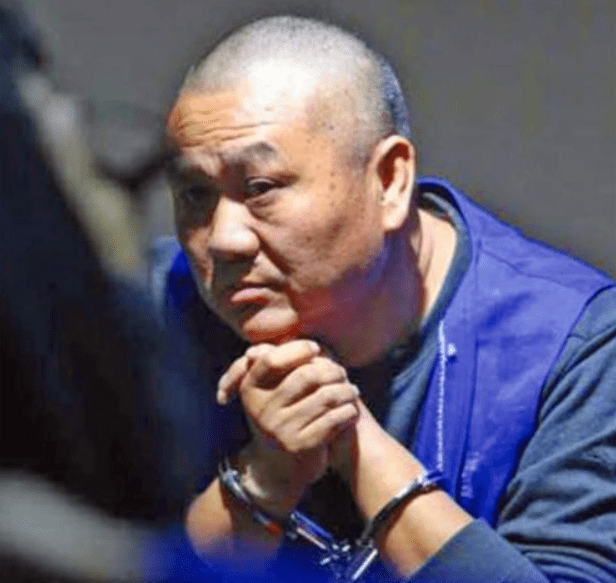 罪犯潜逃16年,用赃款发家致富,娶了妻子还有3情人,生了12个娃_石二群