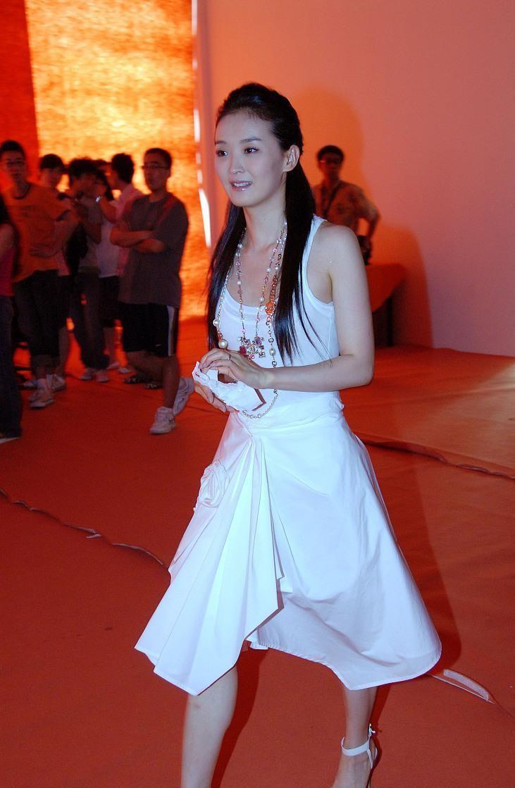 王艳虽然是豪门的阔太,但私下的服装看着很"节约",保守还低调_时尚