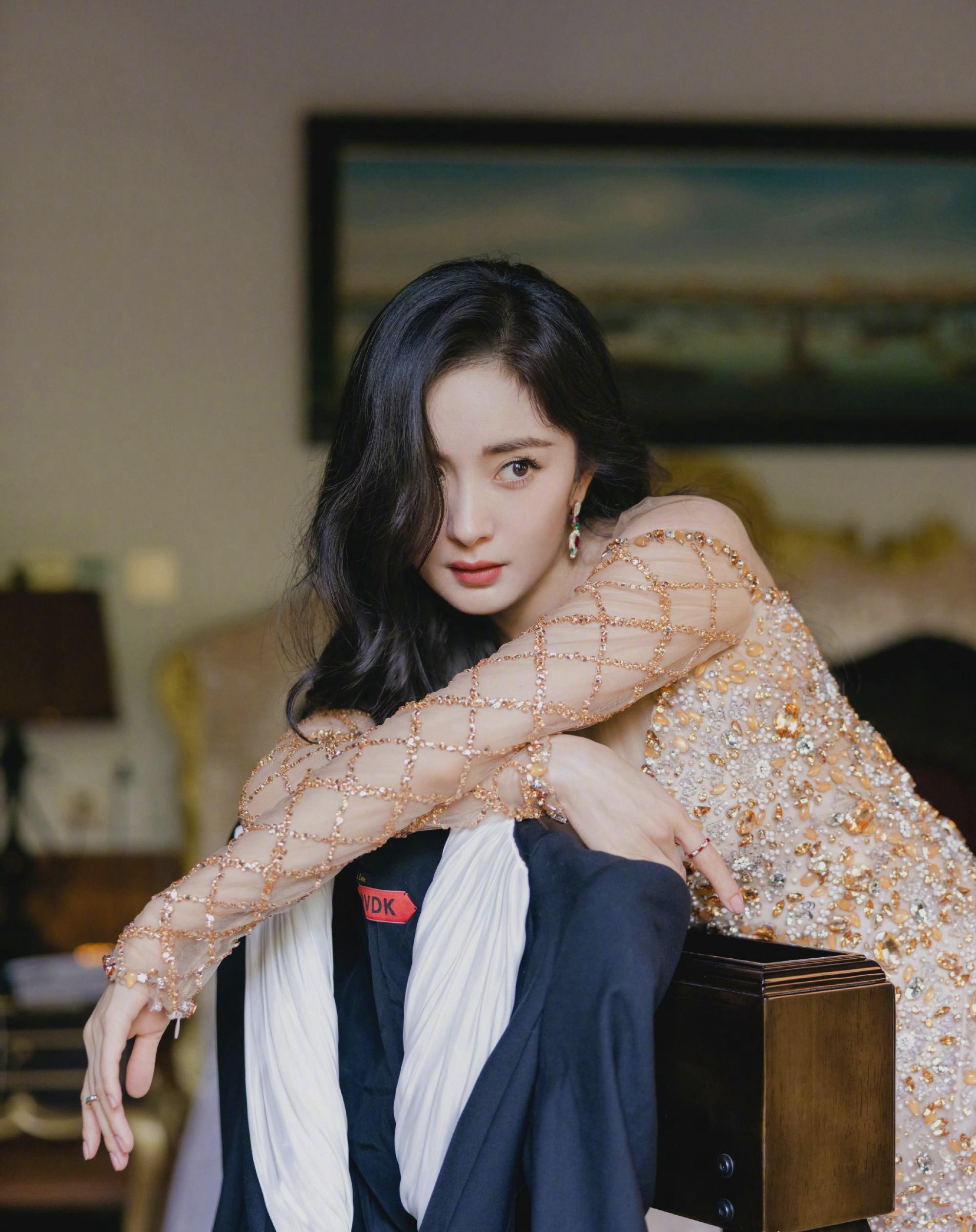 34岁杨幂太时尚了!身穿辣妹裙展现窈窕身段,这谁顶得住?