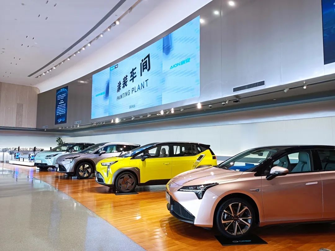 参观现场广汽埃安的展厅内,展示了广汽埃安的最新和畅销款汽车,gep2.