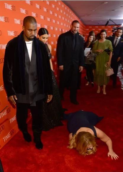 红地毯上最史诗般的尴尬,国外明星走红毯不幸跌倒大盘点_ashley