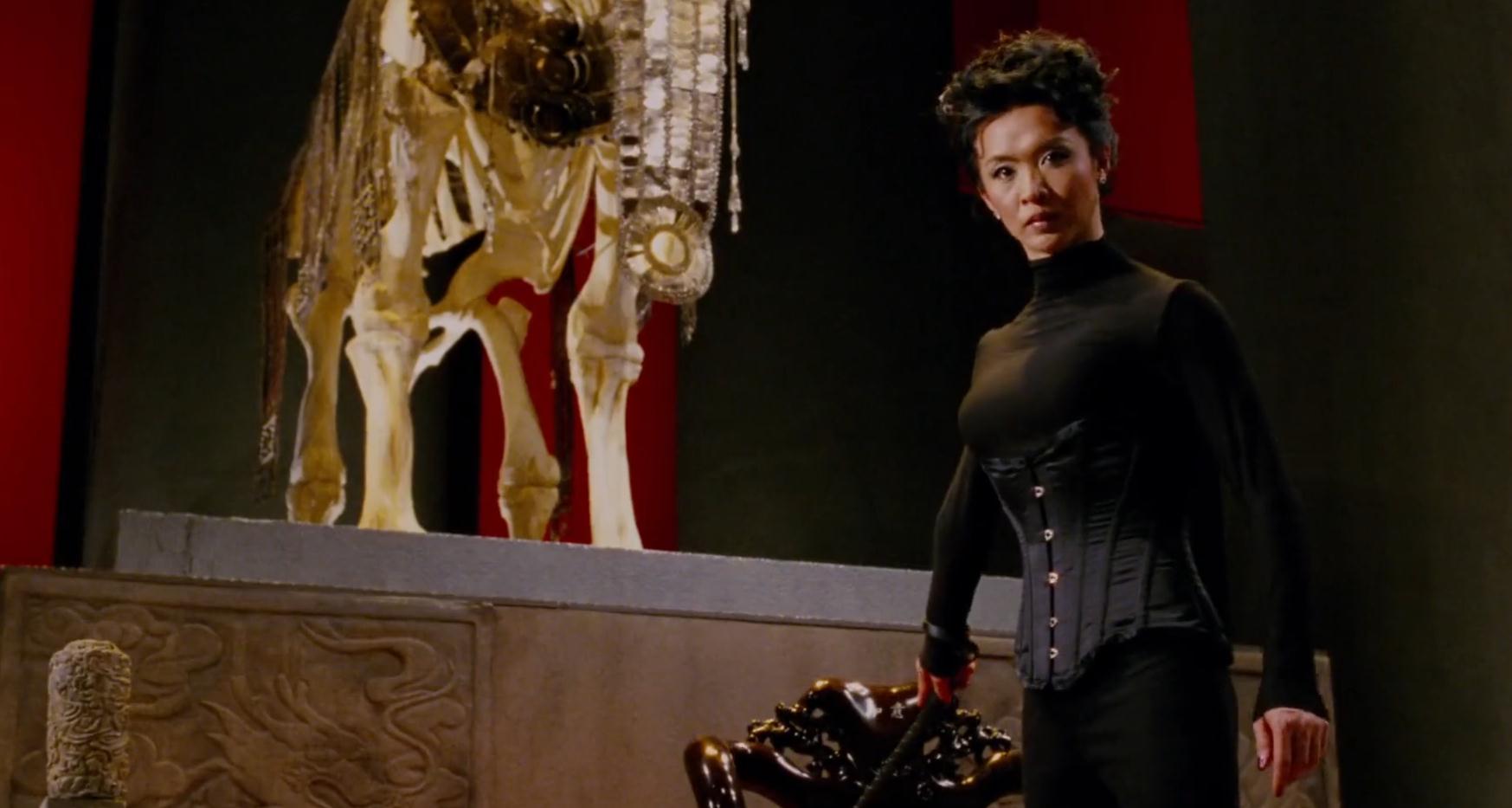 最后一幕,金星饰演的玫瑰夫人想乘坐直升机逃走,被男主角打了下来.