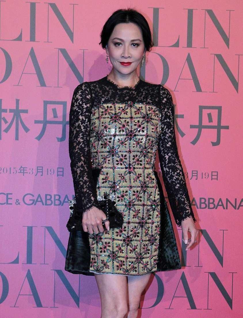 刘嘉玲的气场太高级了,什么服装都敢穿,戴着大红花走红毯_女孩子_时尚