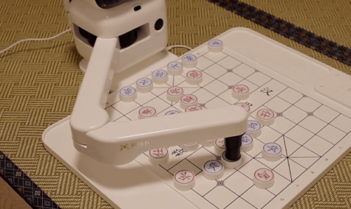 培养益智不伤眼,商汤"元萝卜senserobot"ai下棋机器人体验_象棋_棋盘