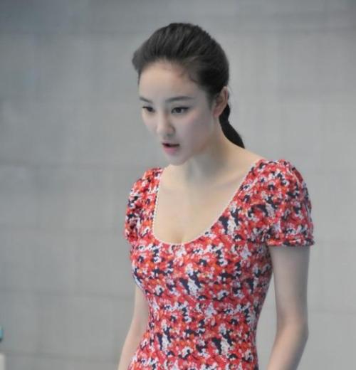 跳水,张铁林目不转睛出神,网友:当评委还是选妃子_娱乐_刘雨欣_张雨欣