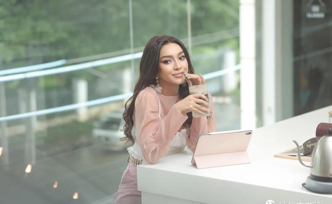 缅甸身材超好的女明星竟是个超级富婆,豪车多到不知道开哪辆_nay_chi