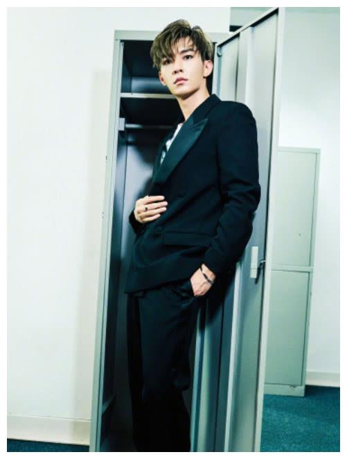 炎亚纶咋都没变?黑色西装配油头,难怪能这么红_穿着_西服_大卫亚