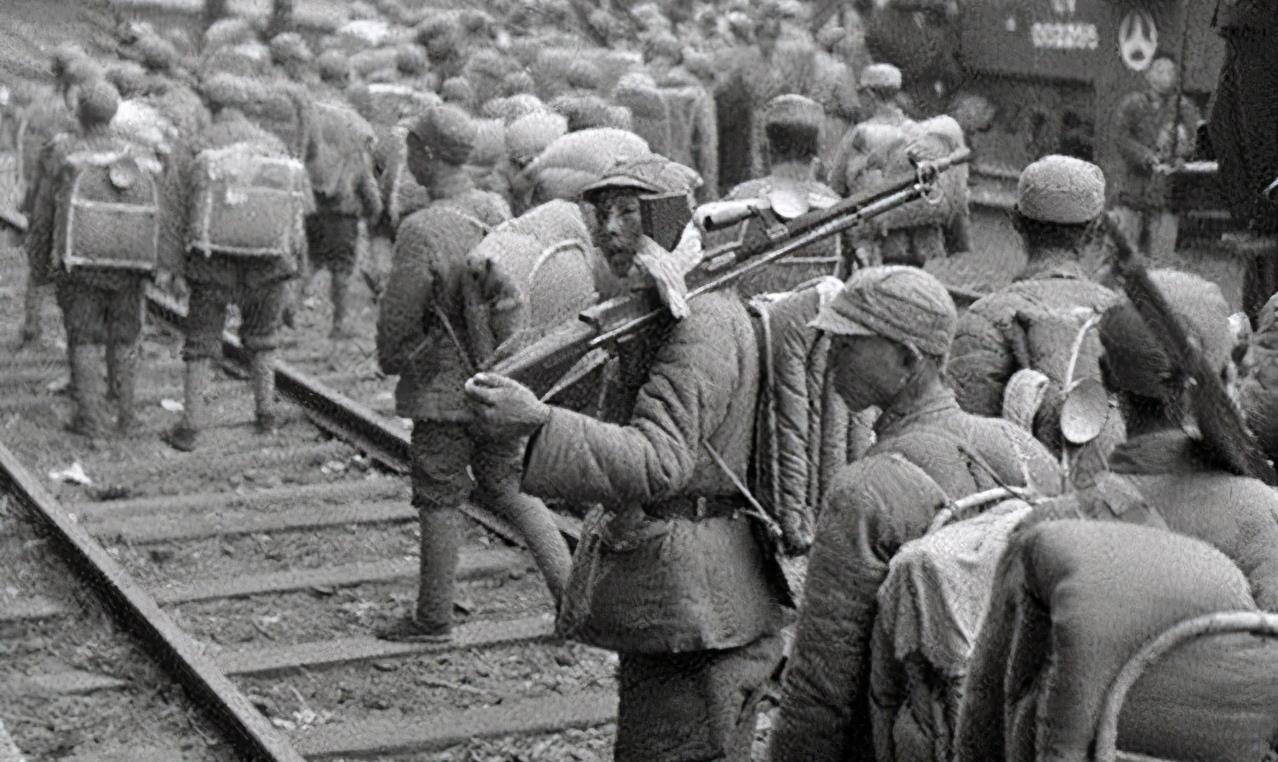 在这些黑白照片中,我们能够看到在淮海战役的进行过程中,士兵们脸上