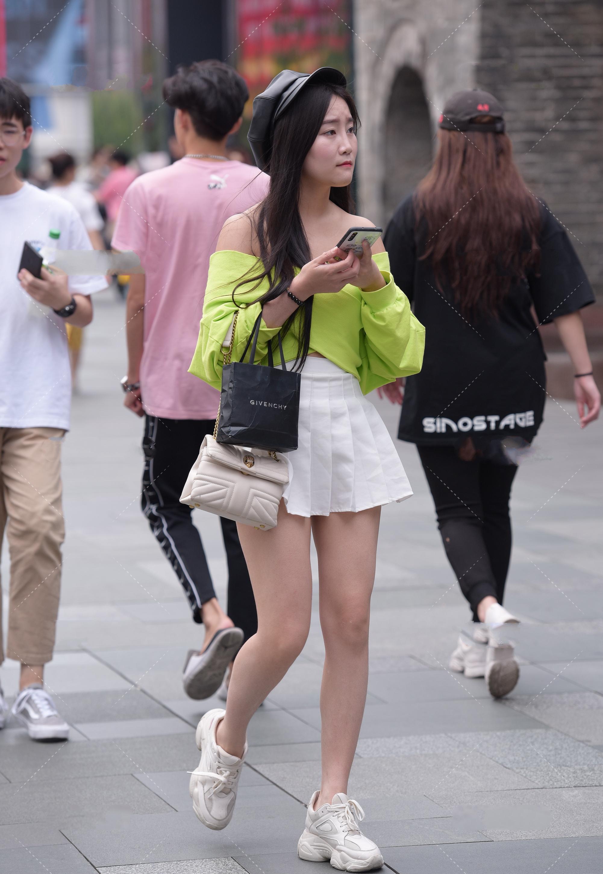 上衣搭配白色小裙子,时尚俏皮,充满活力的个性穿搭_女生_设计_超短裙