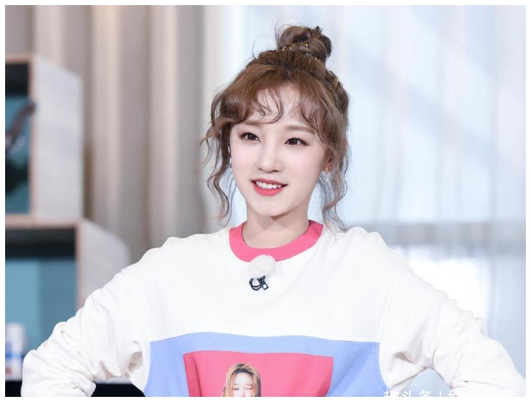 都说宋雨琦离不开双马尾,看了她散发照后,才懂啥是"小萌新"_照片_气质