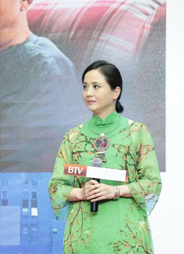 陶慧敏53岁一点不显老,穿的也很时髦,紧身衬衫搭白色直筒裤!