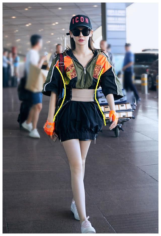 戚薇又高调,穿一件白t配高腰裤大方秀"腿",34岁少女感爆棚!