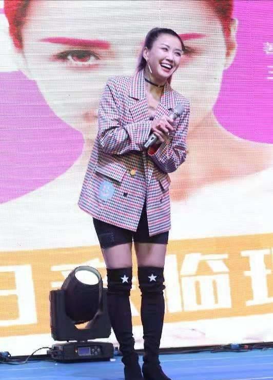 王蓉商演捞金,穿包臀短裙配长靴,发福的大腿被挤出赘肉!