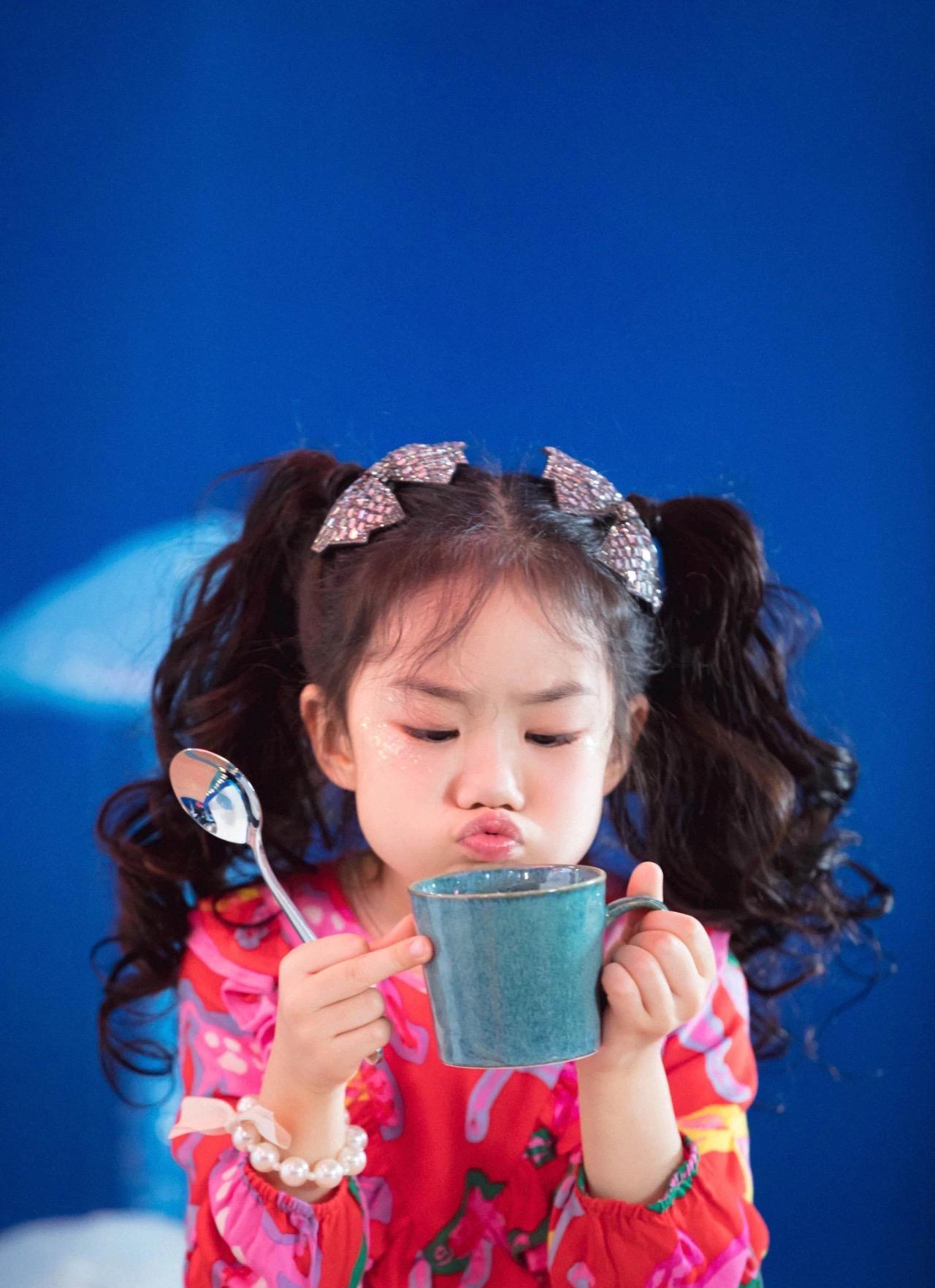 6岁lucky长成戚薇,古灵精怪且镜头感足,天生就是明星的料_模样_表情