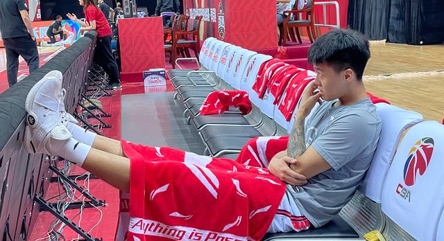 赵睿本来就不是广东青训出来的,他是黑龙江人,之前在湖南柏宁俱乐部