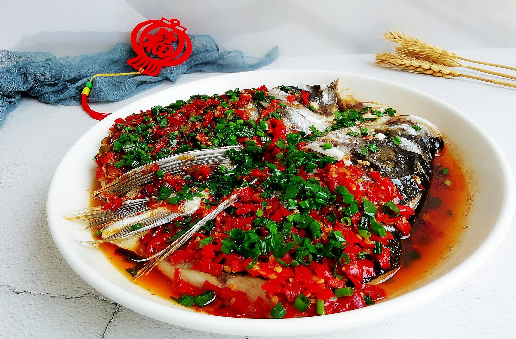 教你剁椒鱼头最家常的做法,鱼肉鲜嫩,吃起来还不腥,越吃越想吃