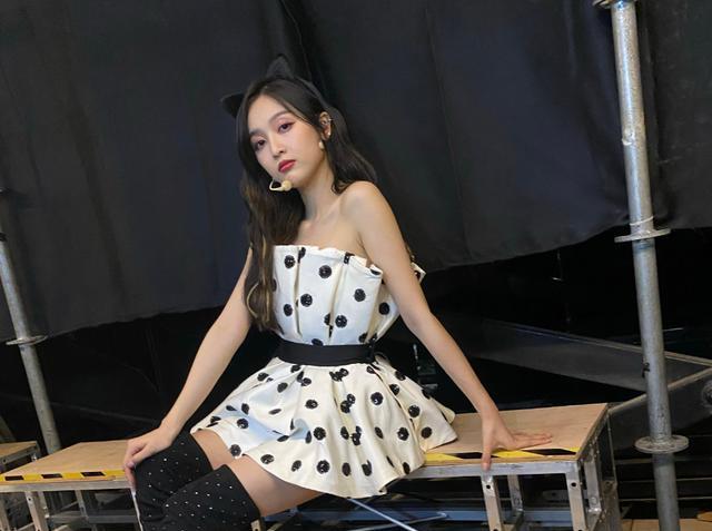 对于她,很多人的印象应该就是宇宙少女和火箭少女了,毕竟这2个组合的