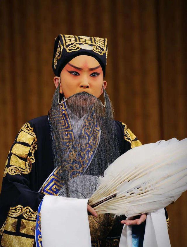 有着小冬皇之称的坤生王珮瑜为何频频受质疑,其实综艺救不了京剧_艺术