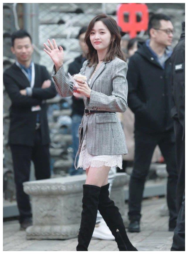 吴宣仪敢挑战长靴,由于腿太长没想到穿成了堆堆袜,腿我服了_白色_穿着