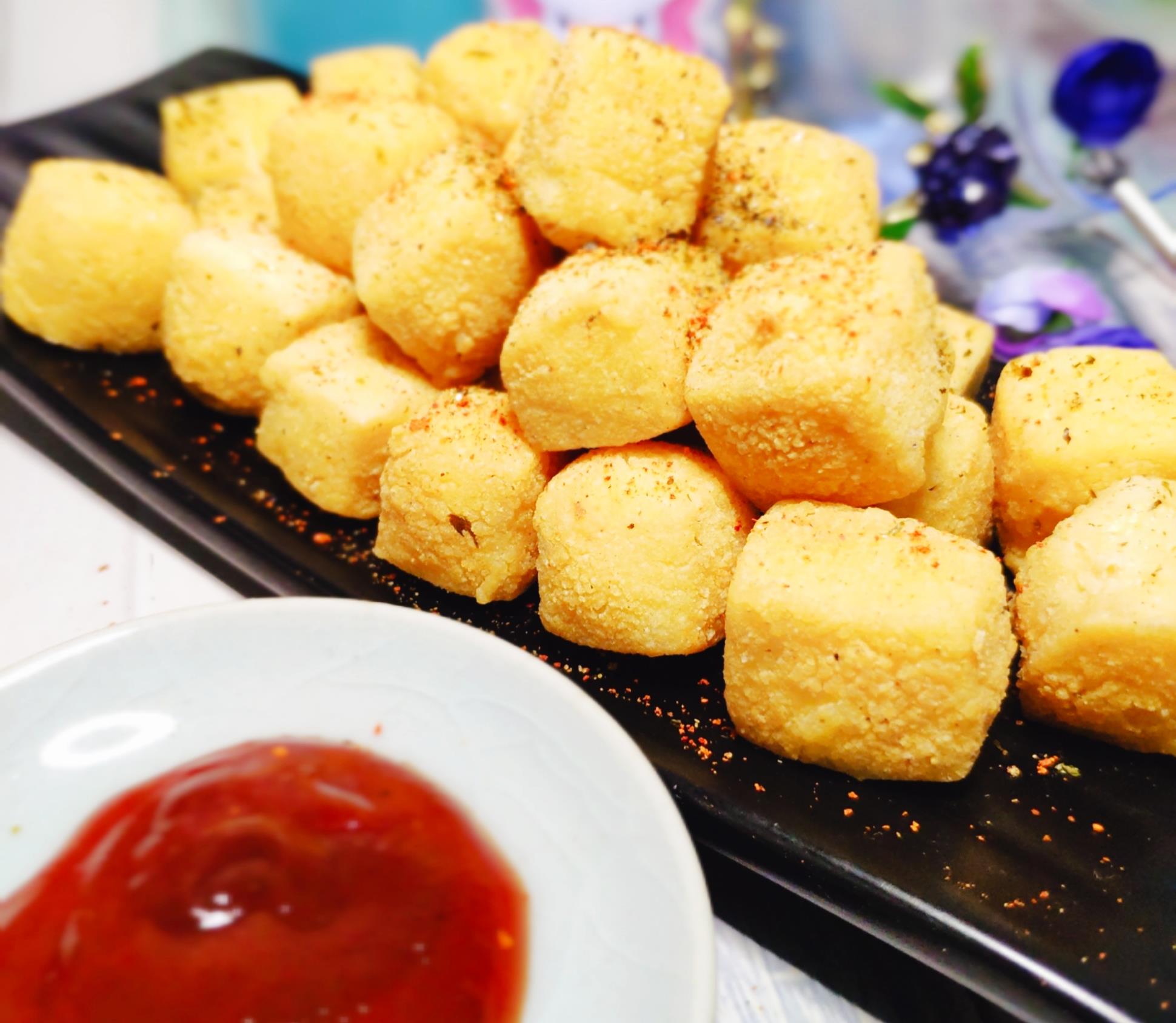 今天教大家一款饭店必点菜的家常做法,一口酥豆腐,外酥里嫩_椒盐_混合